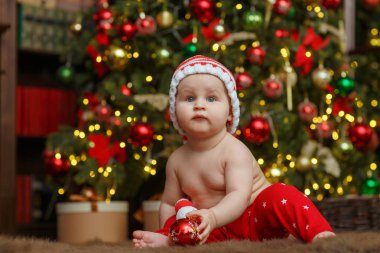 Noel ağacının yanında erkek bebek