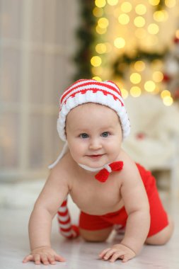 Noel ağacının yanında erkek bebek