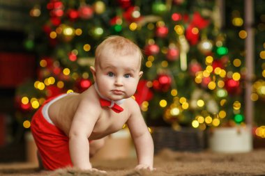 Noel ağacının yanında erkek bebek