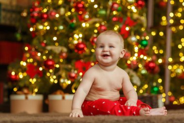 Noel ağacının yanında erkek bebek