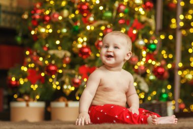 Noel ağacının yanında erkek bebek