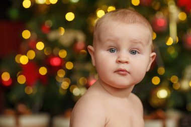 Noel ağacının yanında erkek bebek