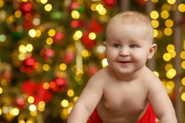 Noel ağacının yanında erkek bebek