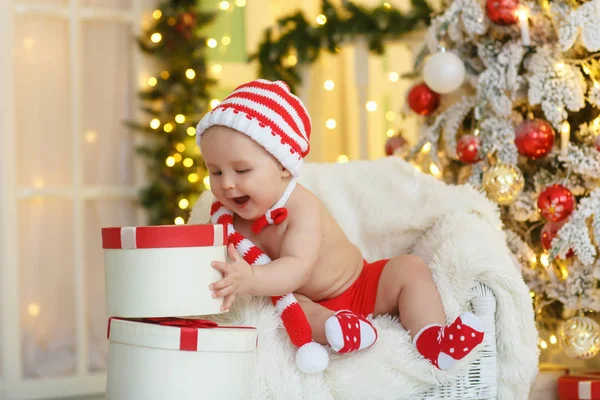 Noel Ağacının Yanında Erkek Bebek — Stok fotoğraf