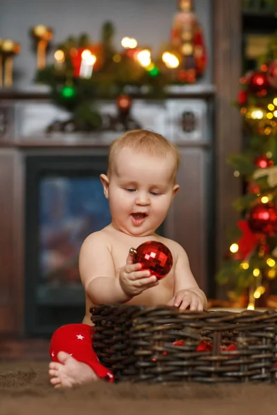 Noel Ağacının Yanında Erkek Bebek — Stok fotoğraf