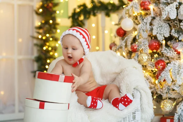 Niño Cerca Del Árbol Navidad —  Fotos de Stock