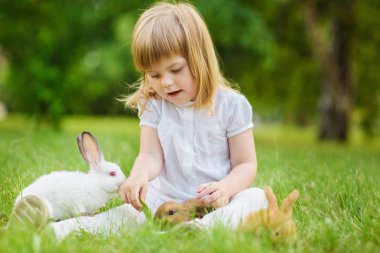 Yaz Park küçük bunnies ile şirin kız