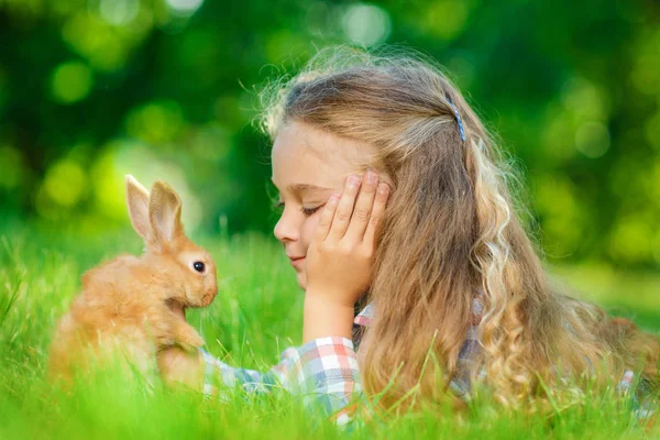 Mignonne Fille Avec Petit Lapin Dans Parc Été — Photo