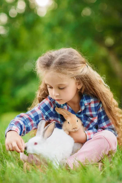 Милая Девушка Маленькими Кроликами Летнем Парке — стоковое фото