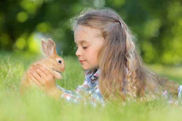 Mignonne Fille Avec Petit Lapin Dans Parc Été — Photo