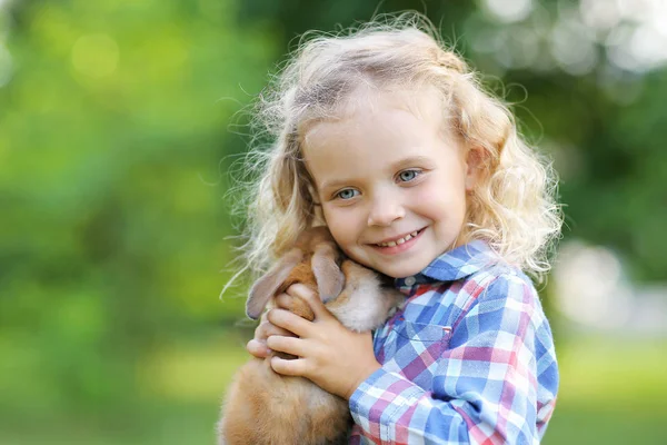 Roztomilá Dívka Malý Zajíček Letním Parku — Stock fotografie