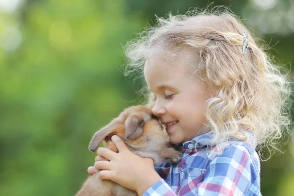 Mignonne Fille Avec Petit Lapin Dans Parc Été — Photo