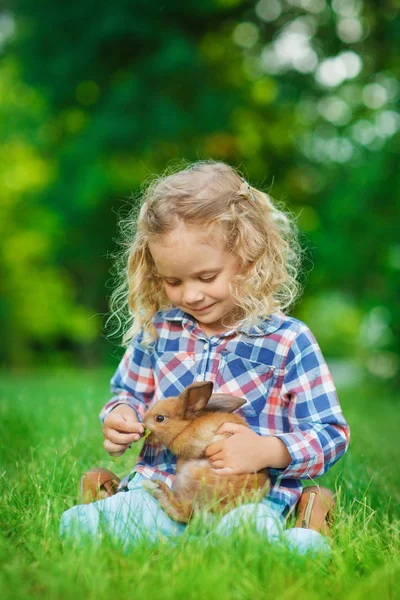 Ragazza Carina Con Coniglietto Nel Parco Estivo — Foto Stock