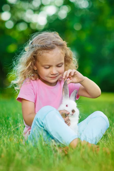 Menina Bonito Com Coelhinho Parque Verão — Fotografia de Stock