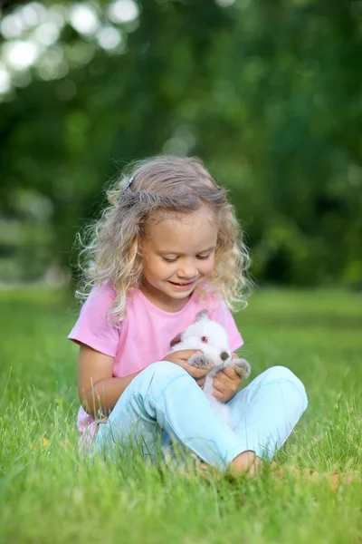 Schattig Meisje Met Kleine Konijntje Zomer Park — Stockfoto