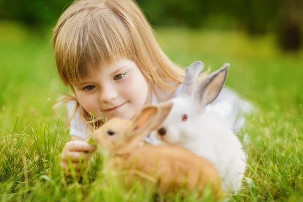 Nettes Mädchen Mit Kleinen Hasen Sommerpark — Stockfoto
