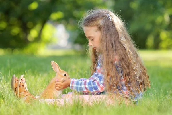 Mignonne Fille Avec Petit Lapin Dans Parc Été — Photo