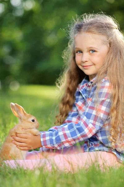 Mignonne Fille Avec Petit Lapin Dans Parc Été — Photo