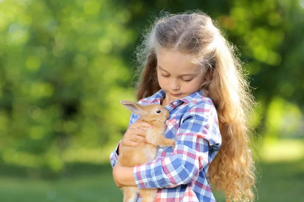 Mignonne Fille Avec Petit Lapin Dans Parc Été — Photo