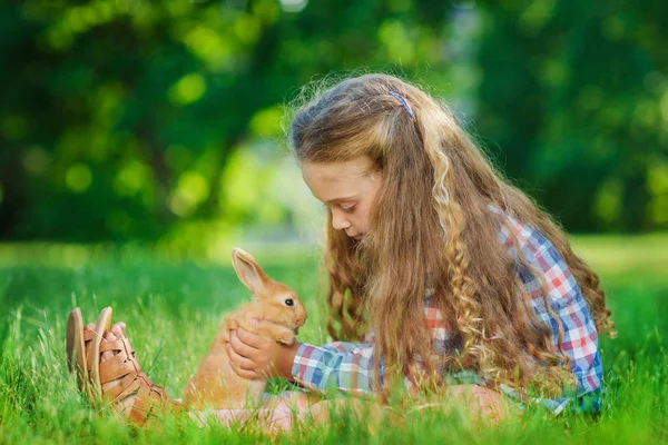 Schattig Meisje Met Kleine Konijntje Zomer Park — Stockfoto