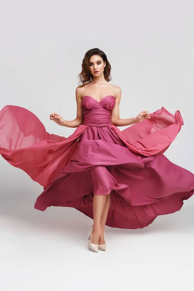 Tiro Moda Mujer Joven Vestido Rosa Elegante — Foto de Stock