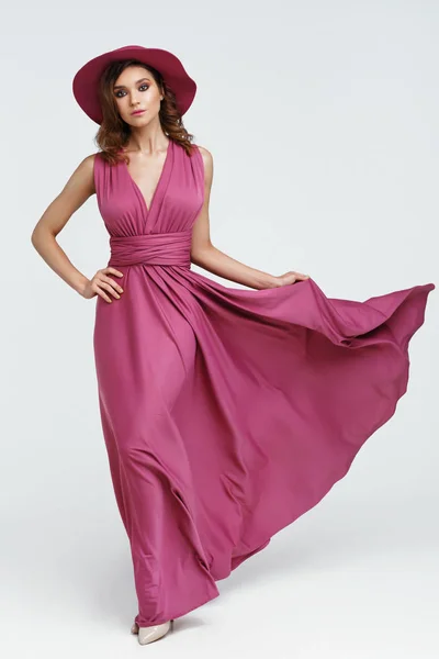 Moda Tiro Mulher Jovem Vestido Rosa Elegante — Fotografia de Stock