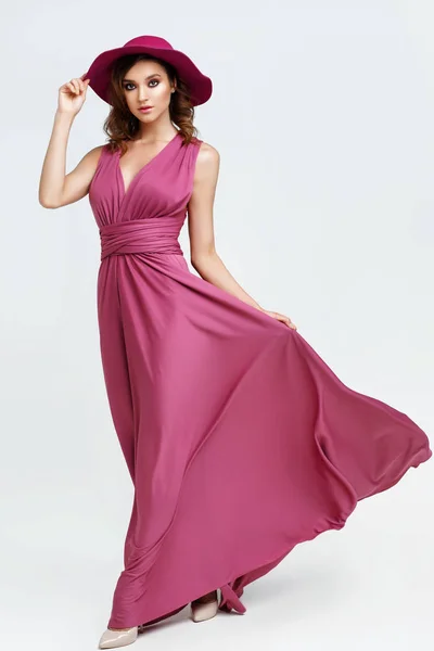 穿着优雅粉色礼服的年轻女子的时尚镜头 — 图库照片