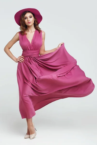 Moda Tiro Mulher Jovem Vestido Rosa Elegante — Fotografia de Stock