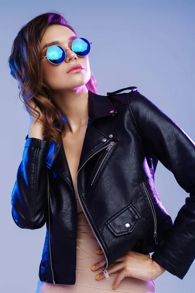 Modische Junge Frau Mit Sonnenbrille Und Schwarzer Lederjacke — Stockfoto