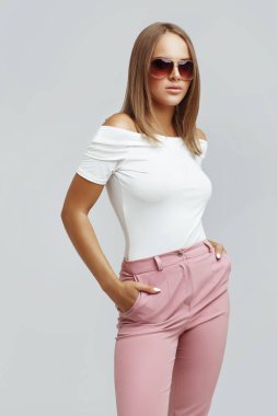 Moda portre genç bir kadın güneş gözlüğü
