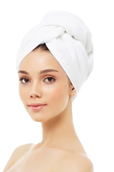 Mooie vrouw in een witte handdoek op een hoofd. — Stockfoto