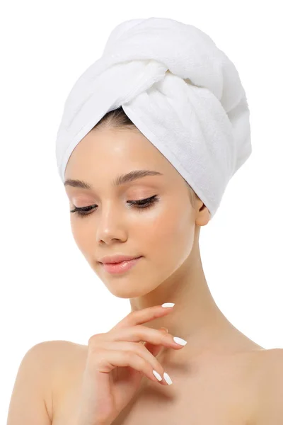 Hermosa mujer en una toalla blanca en una cabeza . — Foto de Stock