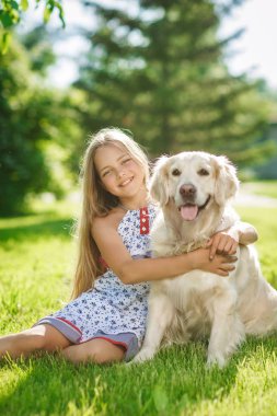 Parkta altın retriever köpek ile küçük kız