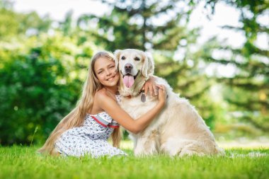 Parkta altın retriever köpek ile küçük kız