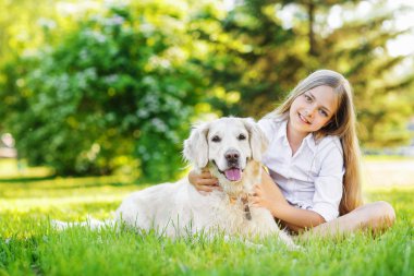 Parkta altın retriever köpek ile genç kız