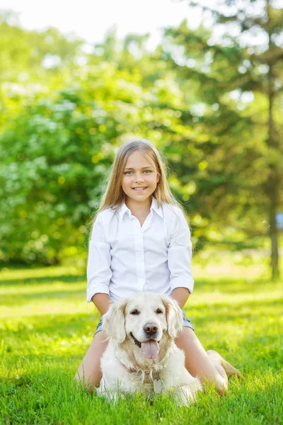 Teen Girl Psem Golden Retriever Parku — Zdjęcie stockowe