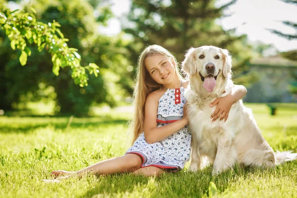 Parkta altın retriever köpek ile küçük kız