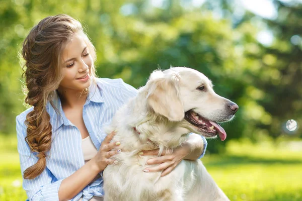 Ung Kvinna Med Golden Retriever Hund Sommarparken — Stockfoto