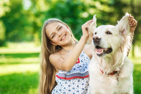 Mała Dziewczynka Złotym Psem Retriever Parku — Zdjęcie stockowe