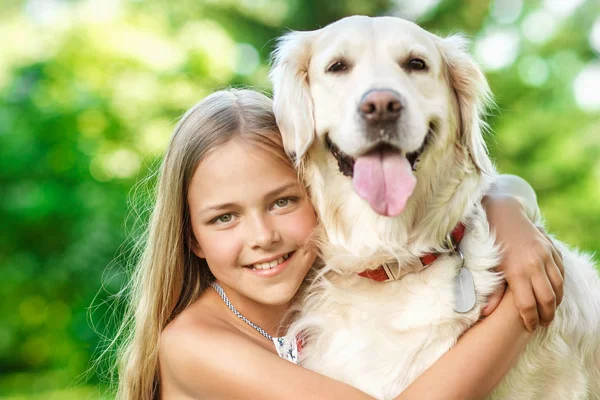 Little Girl Golden Retriever Dog Park — Stock Photo, Image