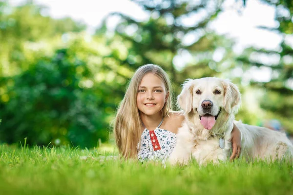 Little Girl Golden Retriever Dog Park — Stock Photo, Image