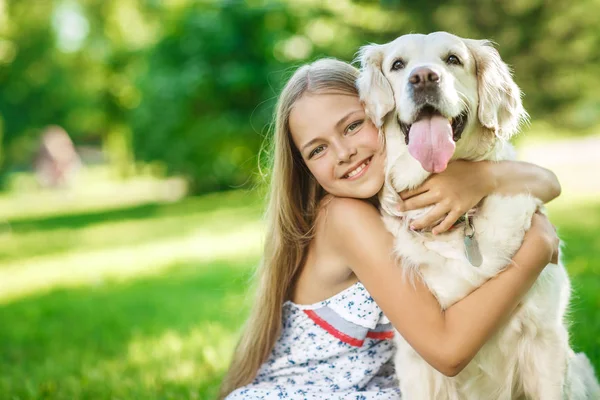 Liten Flicka Med Golden Retriever Hund Parken — Stockfoto