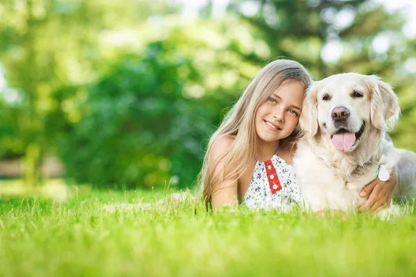 Parkta altın retriever köpek ile küçük kız