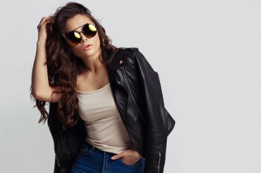 Siyah ceket ve güneş gözlüğü genç güzel kadın