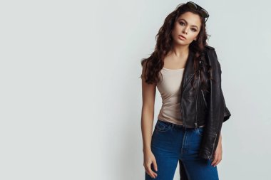 Siyah ceket ve güneş gözlüğü genç güzel kadın