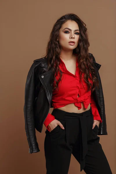 Wanita Cantik Muda Dalam Jaket Hitam — Stok Foto