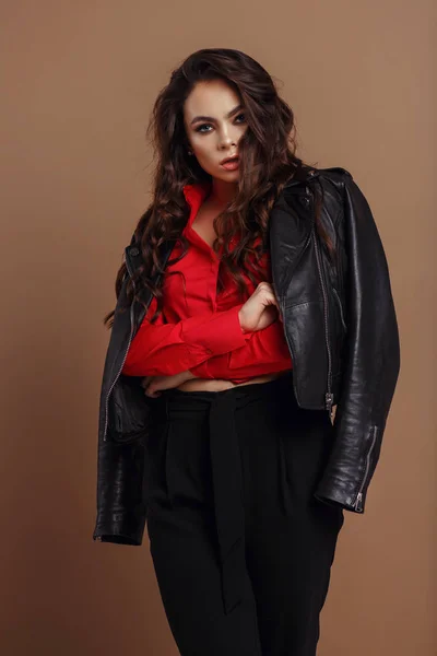 Tineri Femeie Frumoasă Într Jachetă Neagră — Fotografie, imagine de stoc