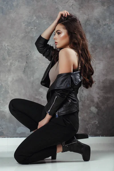 黒いジャケットを着た若い美しい女性 — ストック写真