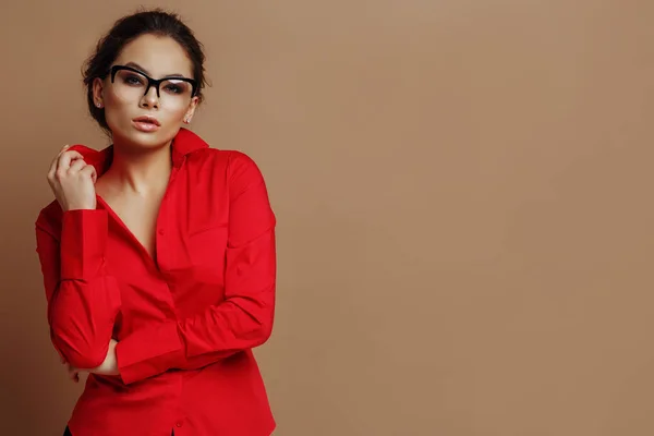 Joven Hermosa Mujer Una Camisa Roja Gafas Sol —  Fotos de Stock