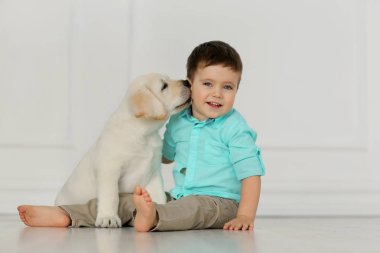 jongen met labrador puppy